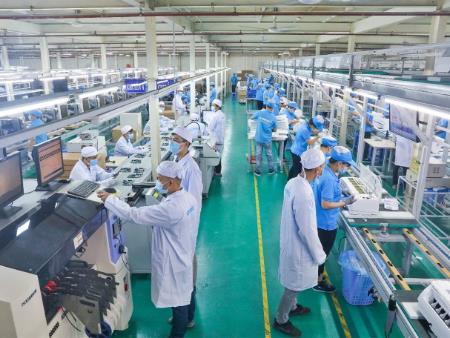 Mở cửa nền kinh tế với những bước đi cẩn trọng